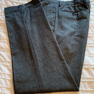 Men’s pants, back pocket closure, no pleats
